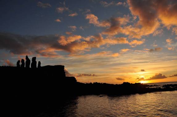 Um belíssimo pôr-do-sol em Tahai, ruína ao lado de Hanga Roa, a única cidade da Ilha de Páscoa, no Oceano Pacífico